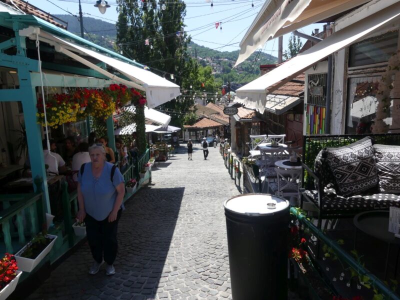 Blick in eine Altstadtstraße mit Cafes
