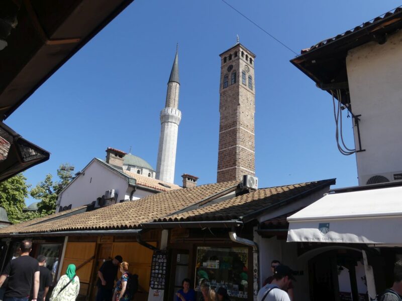 Alter Uhrenturm und Minaret der Gazi Huzrev-Beg Moschee