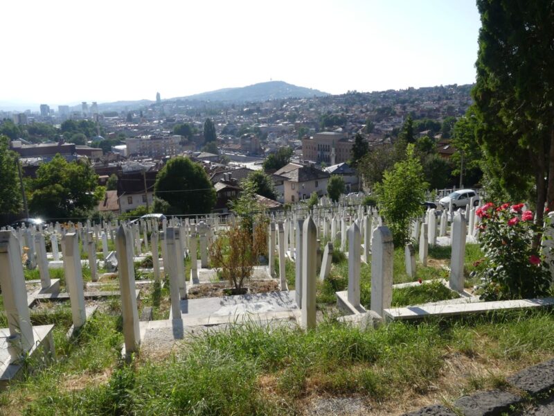 Blick über islamischen Friedhof und die Stadt