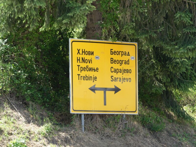 Straßenschild Herceg Novi - Montenegro, Trebinje-Bosnien, Belgrad-Serbien, Sarajevo-Bosnien