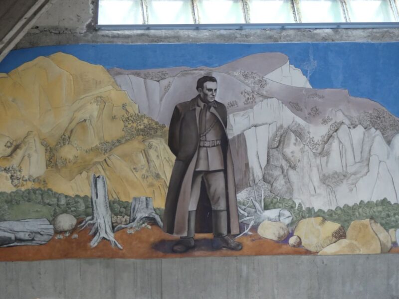 Tito in der Gedenkhalle im Tal der Helden, Sutjeska