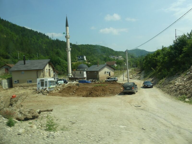 Moschee in Donja Jablanica wurde im Oktober 2024 bei einem Dammbruch in Folge eines Unwetters überschwemmt