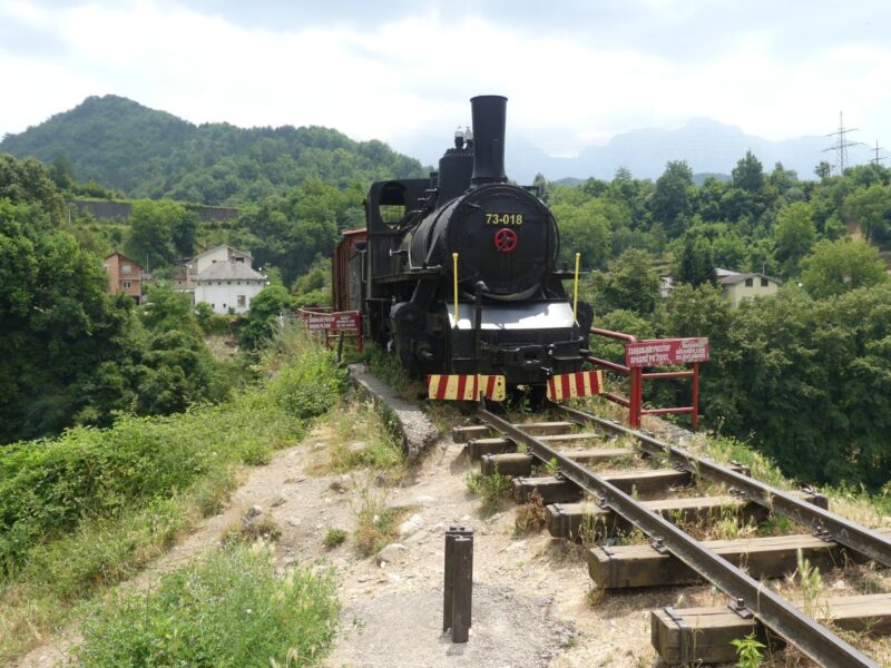 Lokomotive oberhalb der Neretva