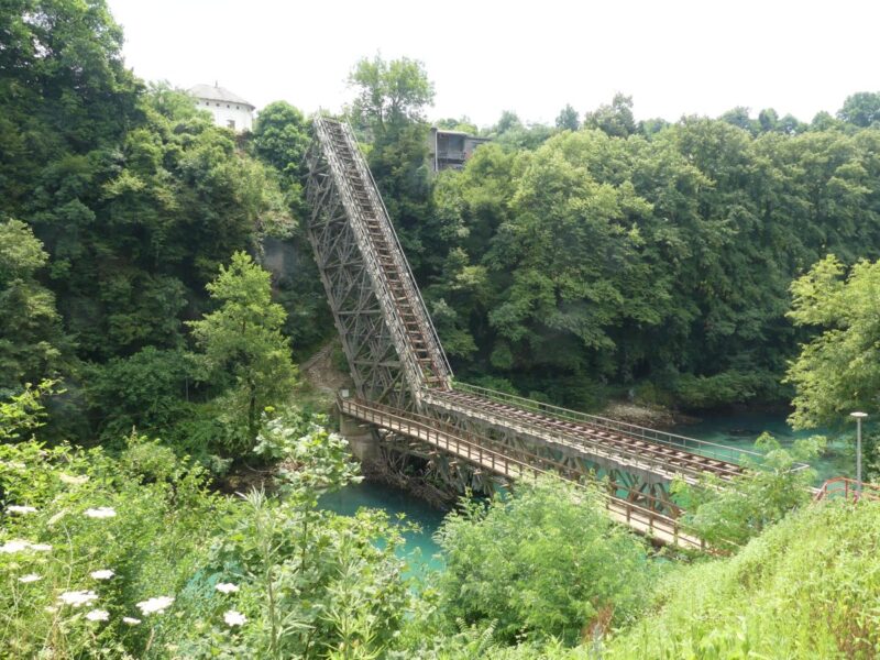 zerstörte Brücke über die Neretva